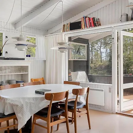 1608-aakirkeby-loftsgardsskoven-5 Casa de Férias